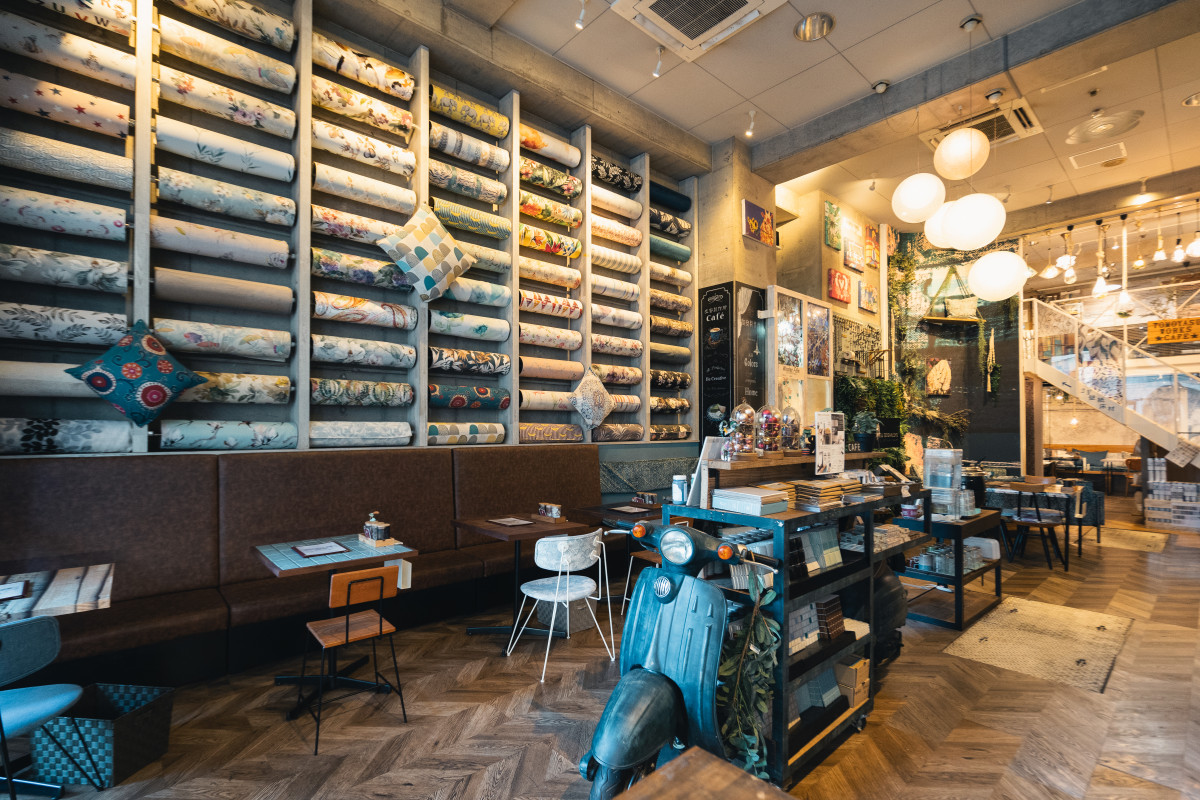 カフェのテーブルや椅子も個性が光る